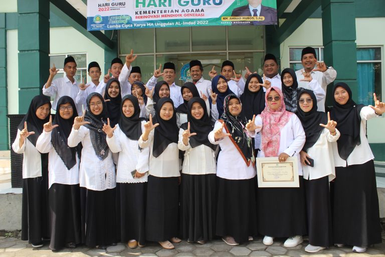 Bapak-Ibu Guru dan Staf MA Unggulan Al-Imdad berfoto bersama Kepala Madrasah selepas Apel HGN 2022
