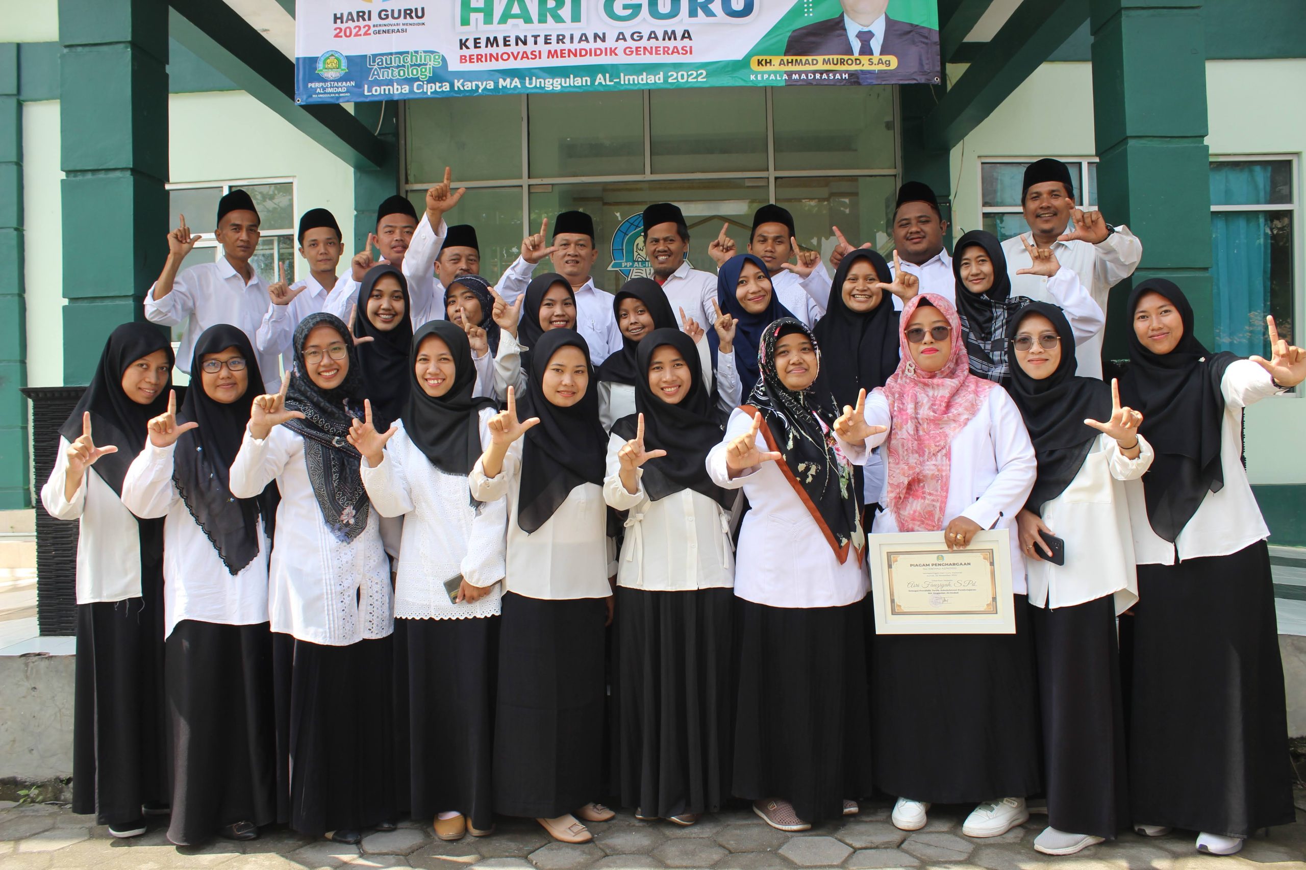 Bapak-Ibu Guru dan Staf MA Unggulan Al-Imdad berfoto bersama Kepala Madrasah selepas Apel HGN 2022