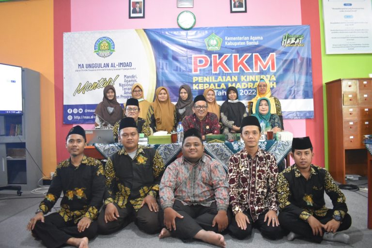 Tim Pelaksana PKKM 2022 berfoto sumringah bersama Kepala Madrasah dan Tim Penilai Kemenag Kab. Bantul.