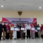 Aulia Husnul Khotimah (paling kiri memegang Plakat Juara 1) berpose bersama pemenang lain dan panitia lomba.