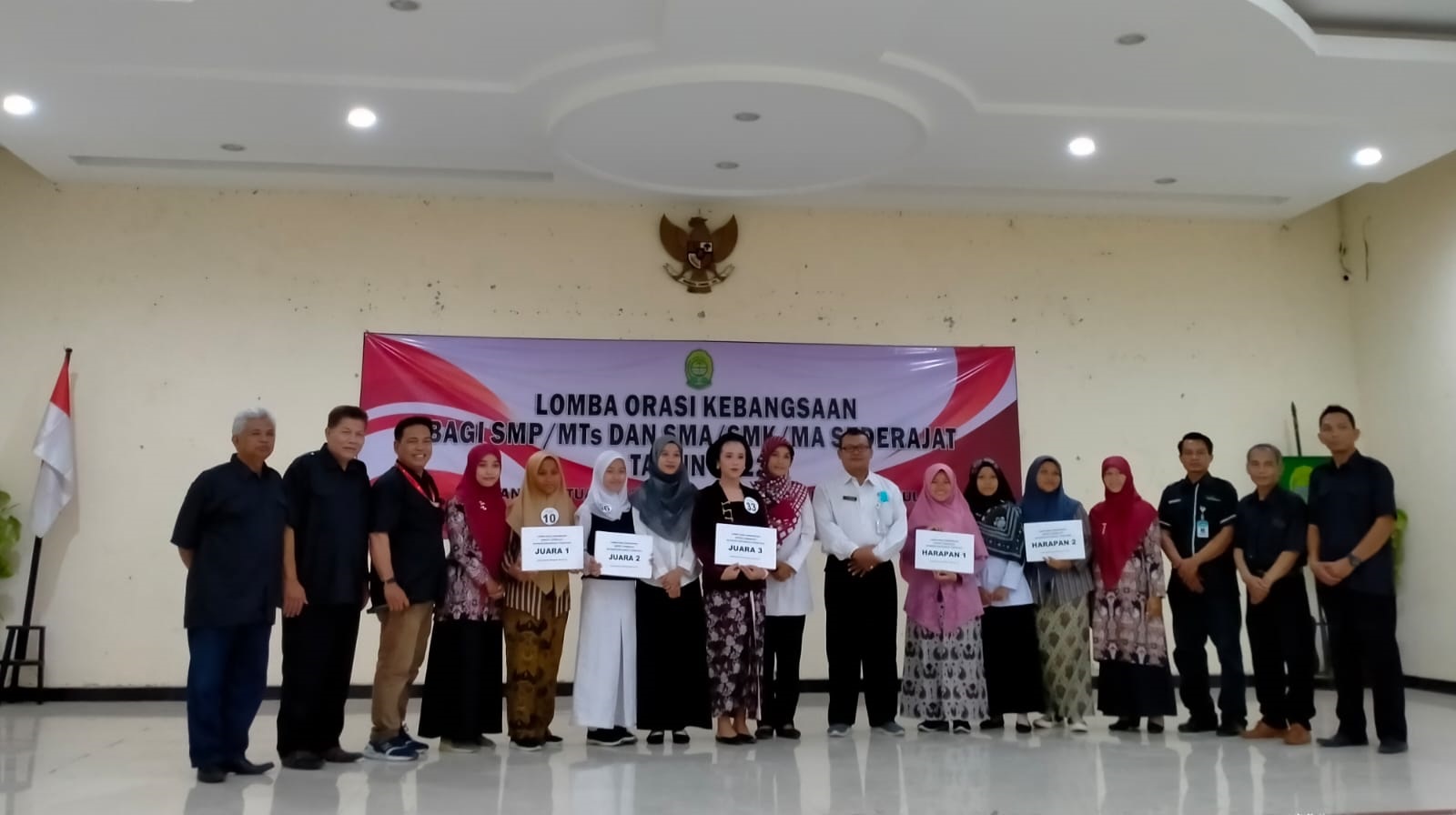 Aulia Husnul Khotimah (paling kiri memegang Plakat Juara 1) berpose bersama pemenang lain dan panitia lomba.