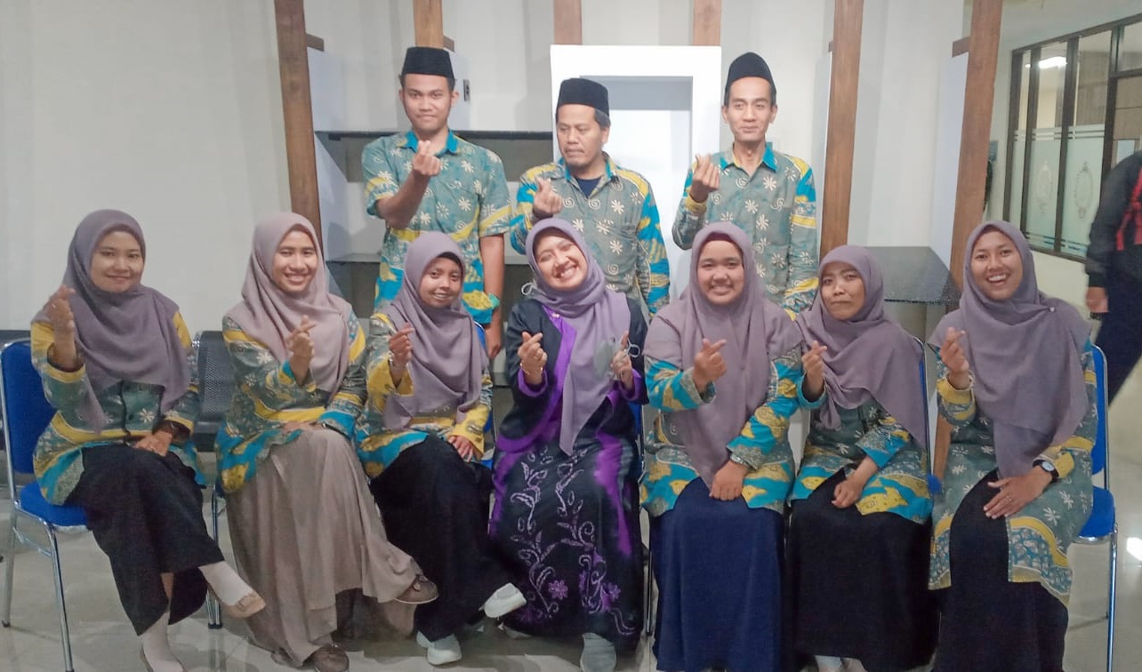 Ekspresi lega Tim Akreditasi Perpustakaan Al-Imdad MA Unggulan Al-Imdad selepas penilaian di BPAD DIY.