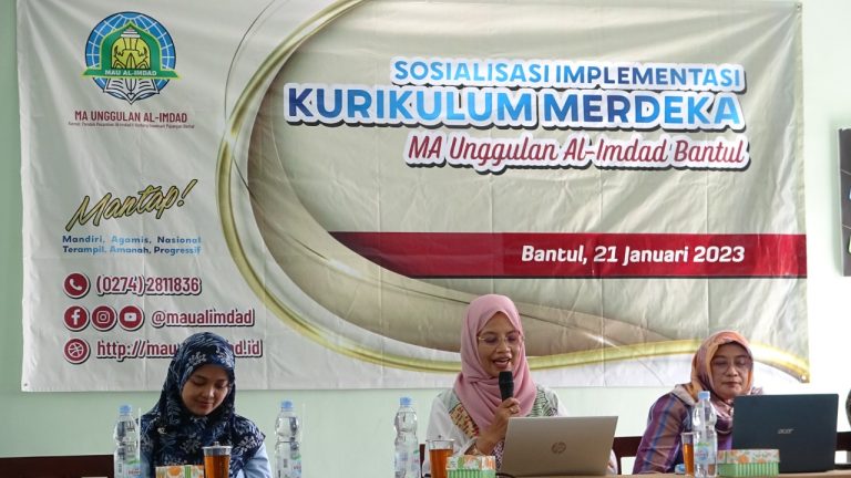 Para Narasumber (dari kiri ke kanan): Palupi Sri Wijayanti, M.Pd. (Dosen UIN Suka dan Praktisi Kurikulum Merdeka), Hj. Anita Isdarmini, S.Pd., M.Hum., (Sub Koordinator Kurikulum dan Kesiswaan Kanwil Kemenag DIY), Heni Prilantari, M.Pd., (Pengawas Madrasah Kemenag Bantul).