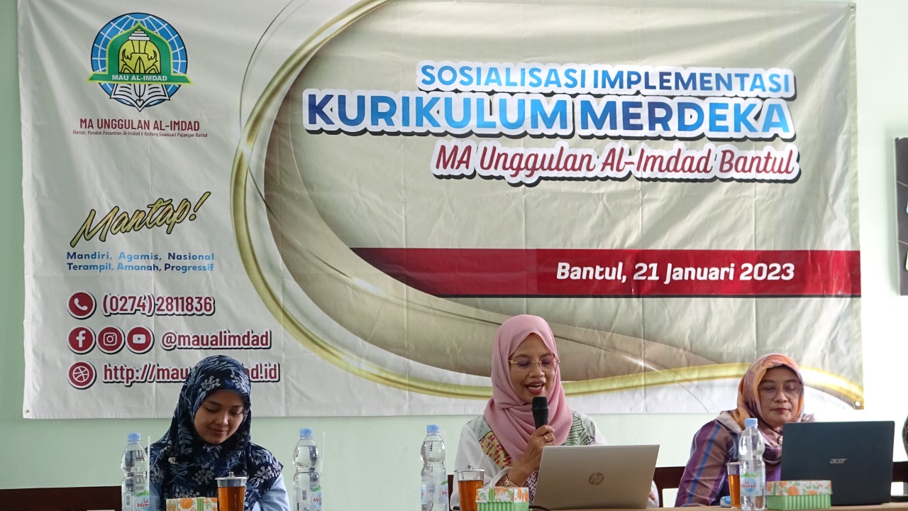 Para Narasumber (dari kiri ke kanan): Palupi Sri Wijayanti, M.Pd. (Dosen UIN Suka dan Praktisi Kurikulum Merdeka), Hj. Anita Isdarmini, S.Pd., M.Hum., (Sub Koordinator Kurikulum dan Kesiswaan Kanwil Kemenag DIY), Heni Prilantari, M.Pd., (Pengawas Madrasah Kemenag Bantul).